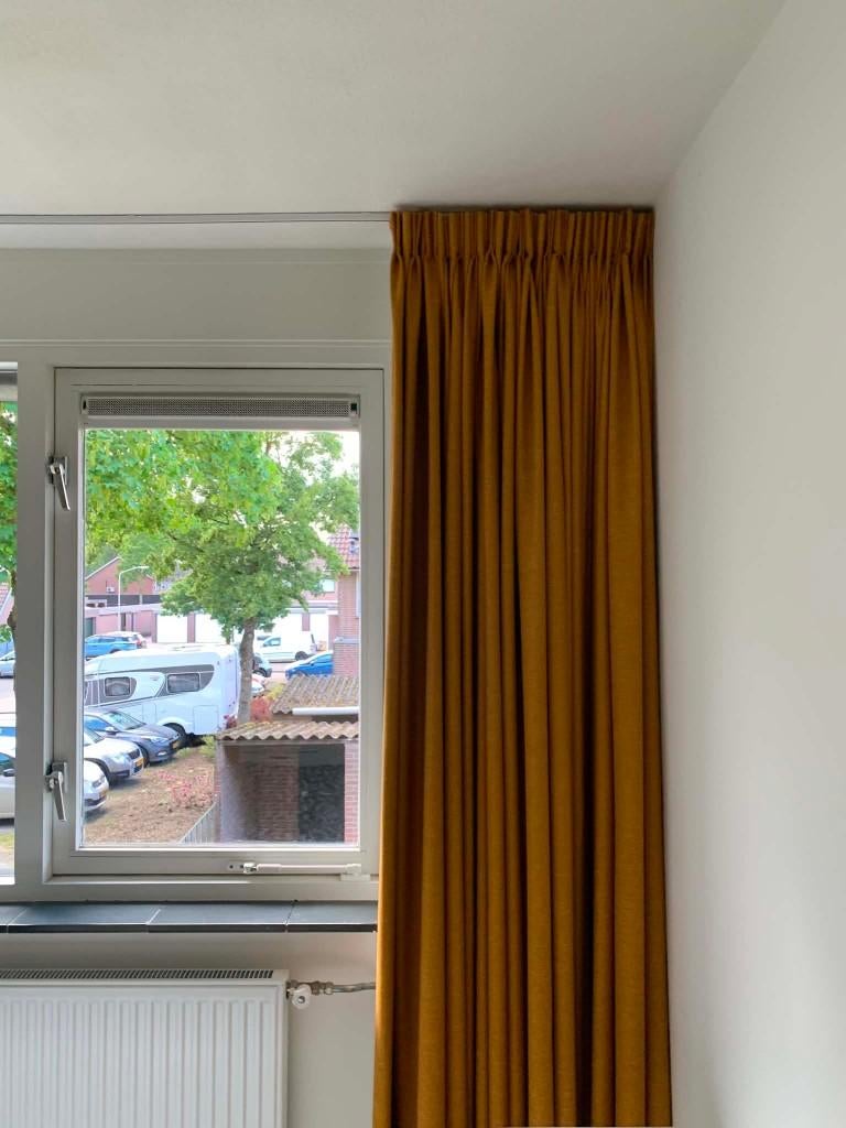 Geel gordijn verduisterend, Huis en Inrichting, Stoffering | Gordijnen en Lamellen, Ophalen, Gebruikt, Overige kleuren, 200 cm of meer