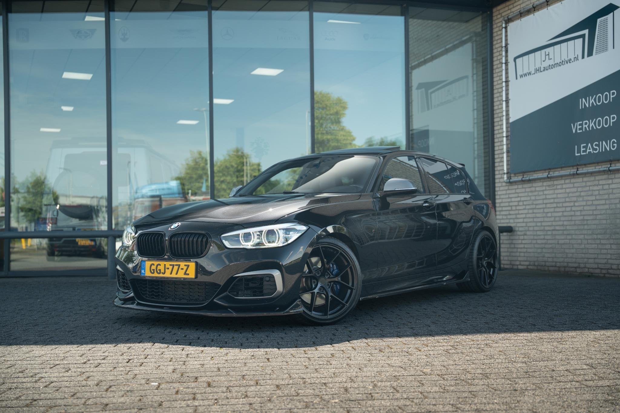 BMW 1-serie M140I XDrive High Exe.*AKRA*KW*MAXTON*440PK*PANO, Auto's, BMW, Gebruikt, Zwart, Bedrijf, Vierwielaandrijving