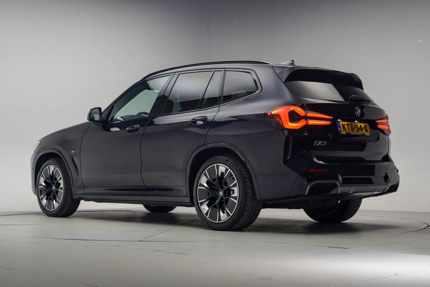BMW iX3 80 kWh M-Sport High Executive Aut. [ Head-up H/K Pan, Automaat, 0 cilinders, Gebruikt, 750 kg