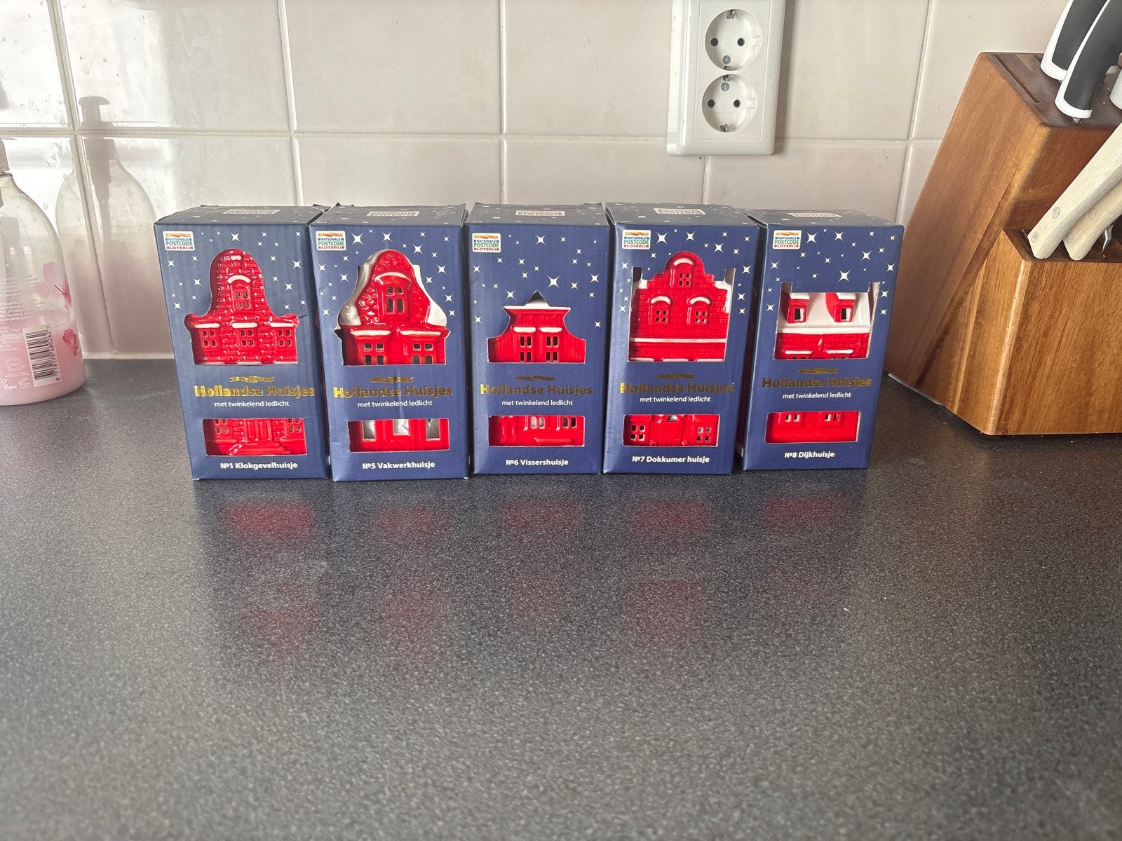Nationale Postcode Loterij Hollandse Huisjes met LED-licht, Overige stijlen, Nieuw, Ophalen of Verzenden, Rood