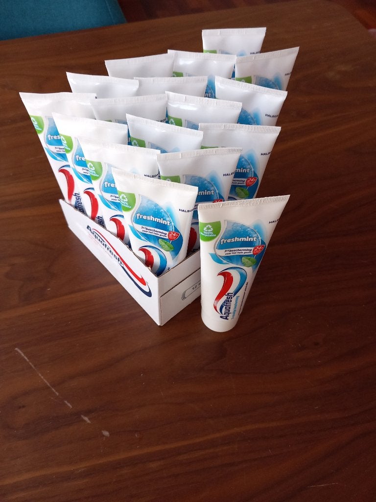 Tandpasta Aquafresh 17 tubes + Listerine paars, Ophalen, Nieuw, Tandpasta