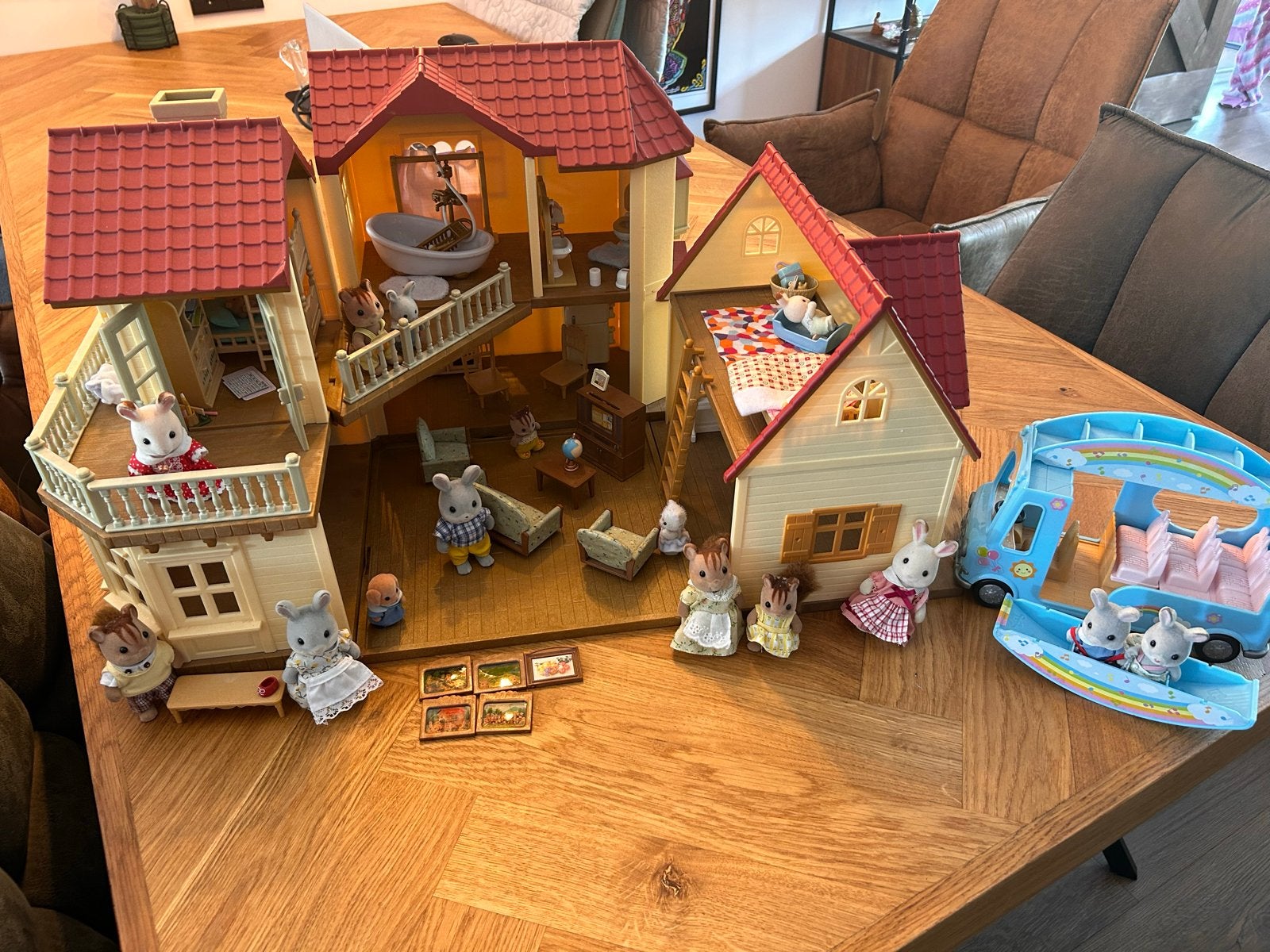 Grote Sylvanian Families set: huis, bus, figuren en meubels, Ophalen, Gebruikt, Poppenhuis