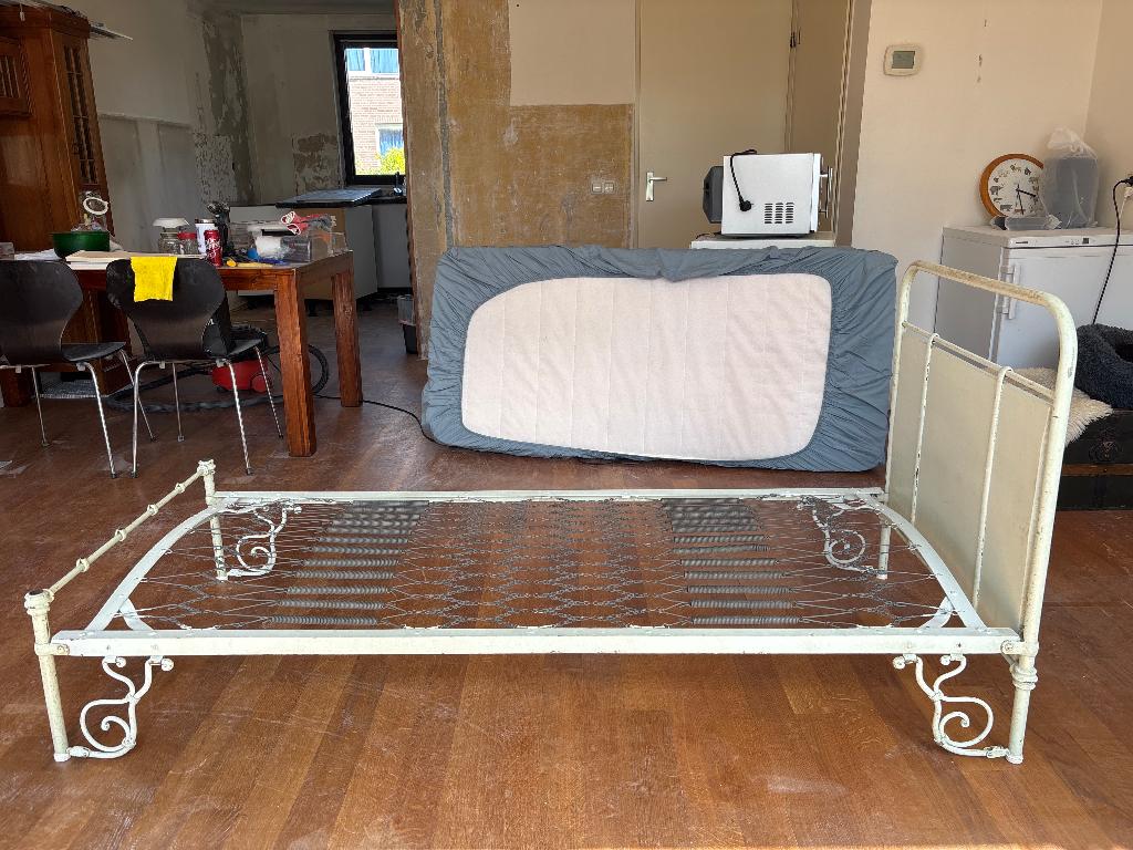 Antiek Frans ziekenhuis bed - met of zonder matras., Ophalen