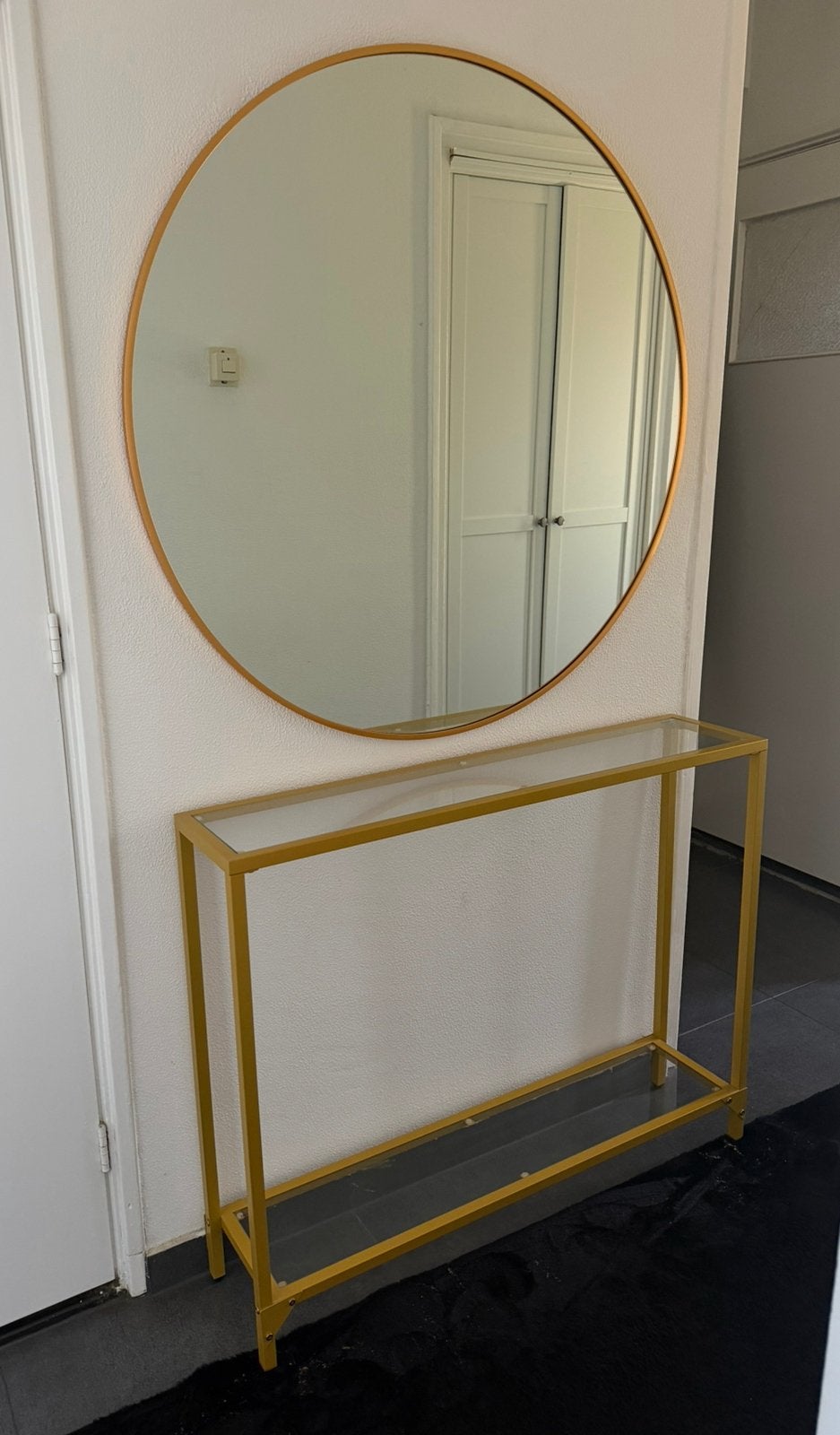 Ronde spiegel met gouden rand + gouden sidetable, Ophalen, Zo goed als nieuw, Minder dan 100 cm