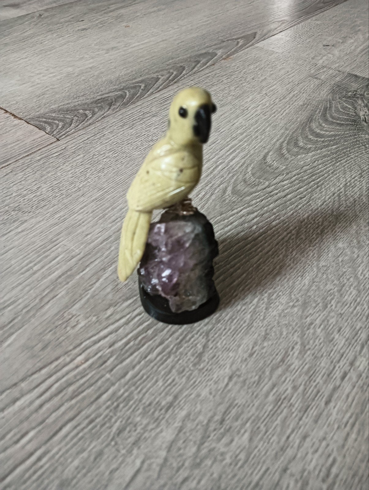 Decoratieve papegaai op amethist steen, Verzamelen, Ophalen of Verzenden, Zo goed als nieuw, Dier