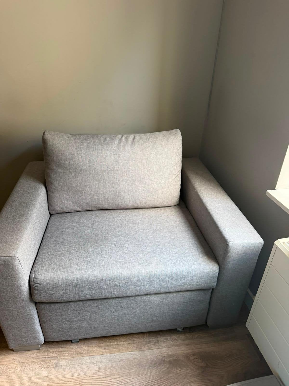 Grijze slaapfauteuil - slaapbank - slaapstoel, Ophalen, Eenpersoons, 75 tot 100 cm, Zo goed als nieuw