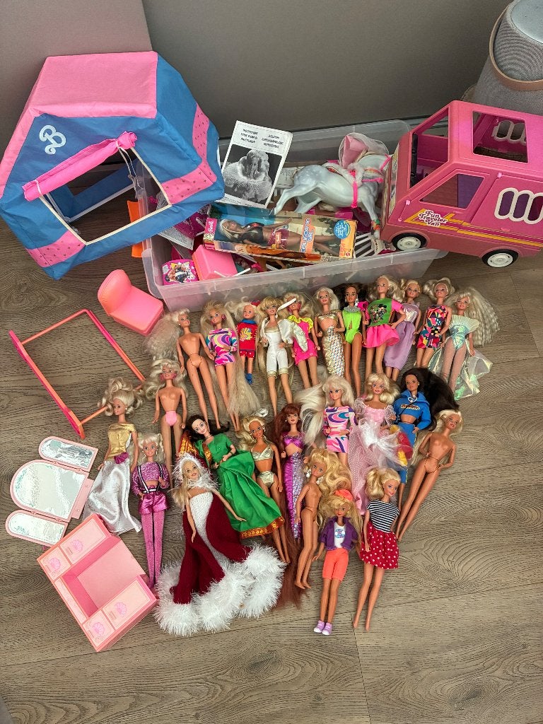 Grote collectie barbiepoppen camper en accessoires