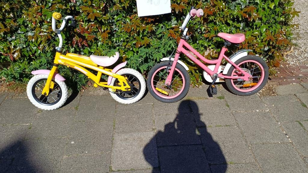 Kinderfietsen: Gele loopfiets en roze meisjesfiets, Terugtraprem, Ophalen of Verzenden, Diverse, 16 tot 20 inch