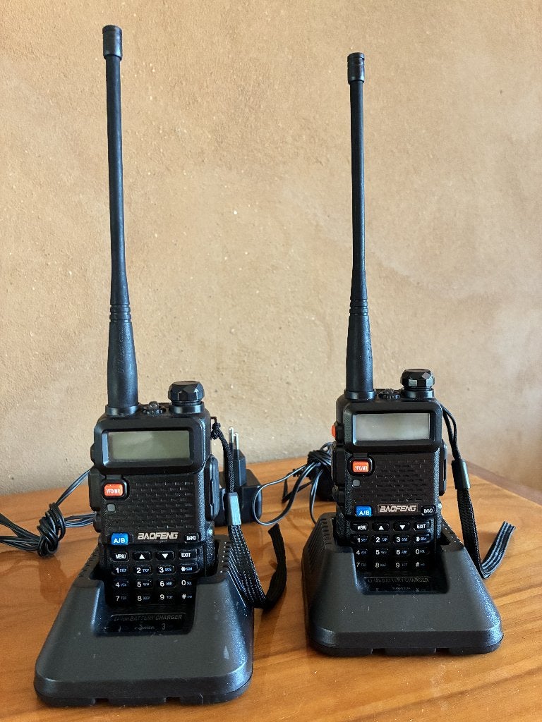 2x Baofeng UV 5R 8W Tri-band portofoons., Met broekklem, 5 tot 15 km, Nieuw, Ophalen of Verzenden
