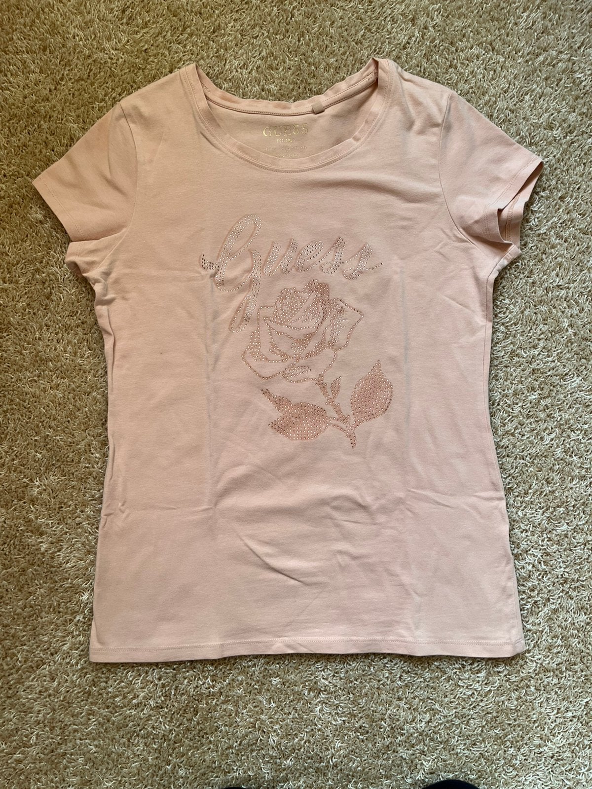 Guess stretch shirt beige/zalm strass mt. (M)L, Kleding | Dames, Ophalen of Verzenden, Zo goed als nieuw, Beige, Korte mouw