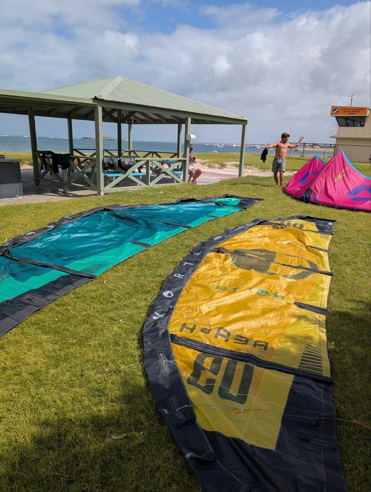 North Reach 2025 - 9m + 12m Kites - Zo goed als nieuw, Watersport en Boten, Kitesurfen, Geen board, Ophalen, Zo goed als nieuw