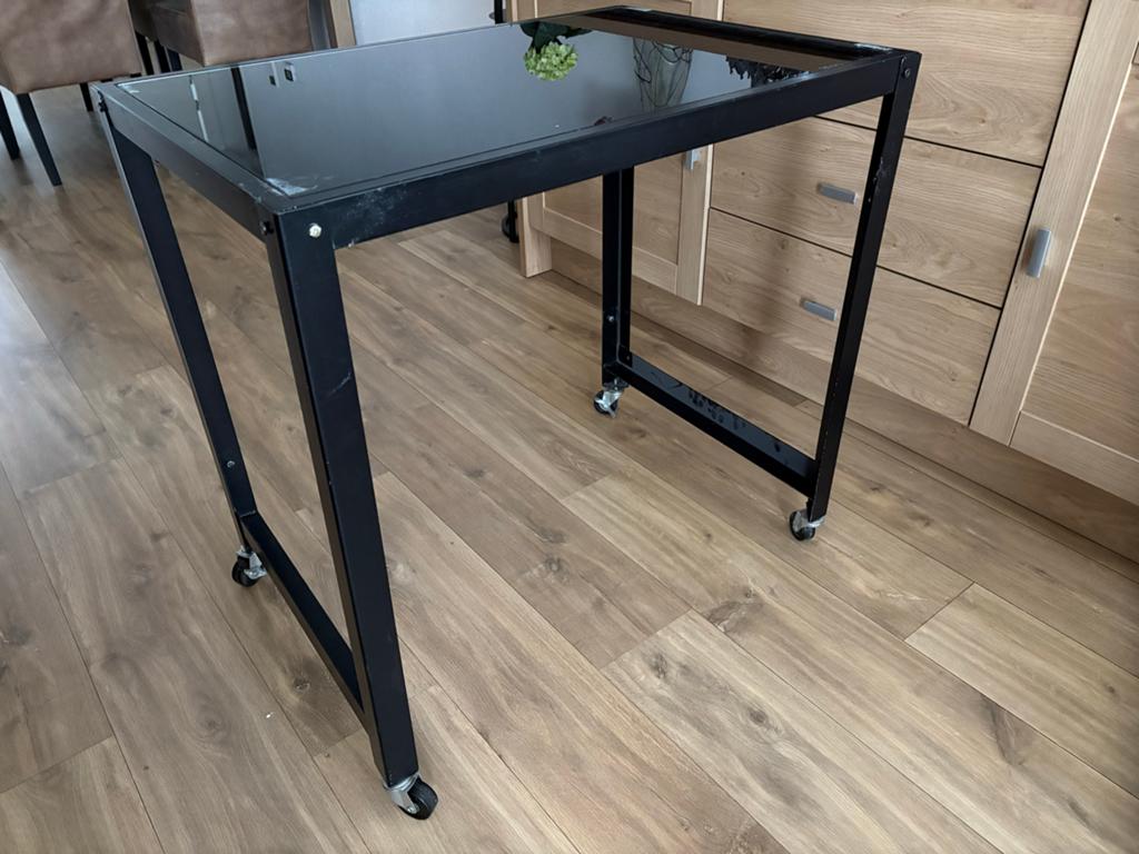 Zwart bijzettafeltje met glazen blad en wieltjes, Ophalen, Minder dan 55 cm, Gebruikt, Metaal of Aluminium