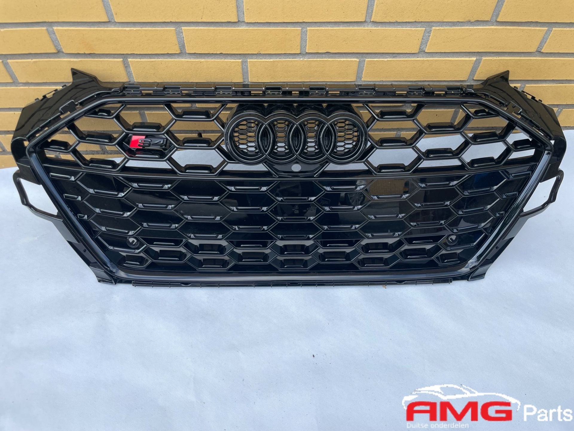 Audi A4 S4 B9 8W Zwart Grill Logo ORIGINEEL 8W0853651 DM, AUDI AG, Kundenbetreuung@audi.de, Nieuw, Auto-Union-Strasse 1
85045  Ingolstadt, DE
