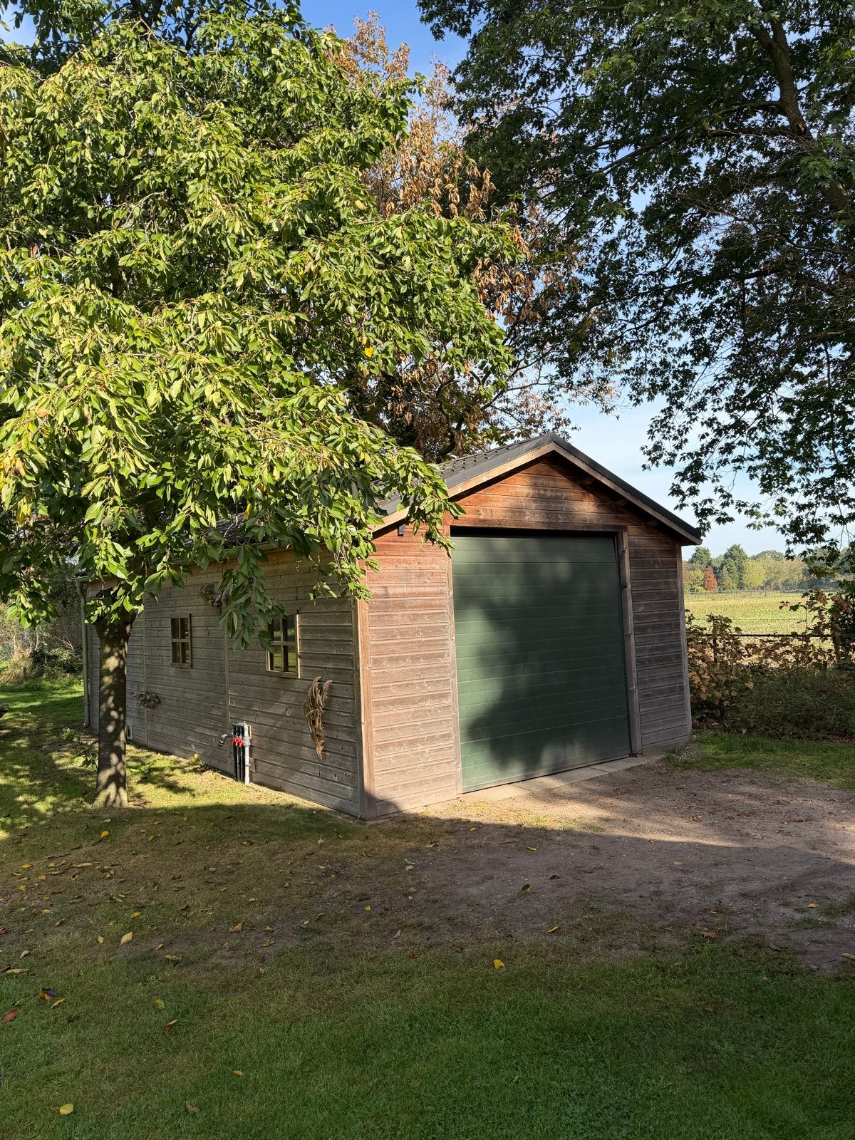 Houten schuur met garagedeur, Ophalen, Gebruikt, Schuur, 2 ramen