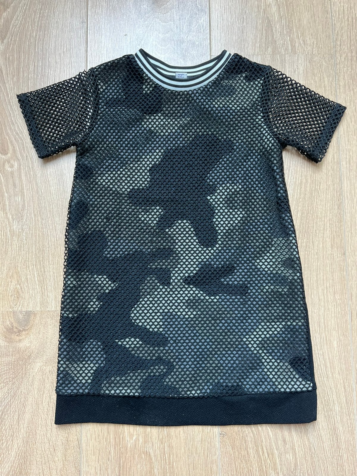River Island jurk camouflage maat 104, Kinderen en Baby's, Kinderkleding | Maat 104, Ophalen of Verzenden, Gebruikt, Meisje, Jurk of Rok