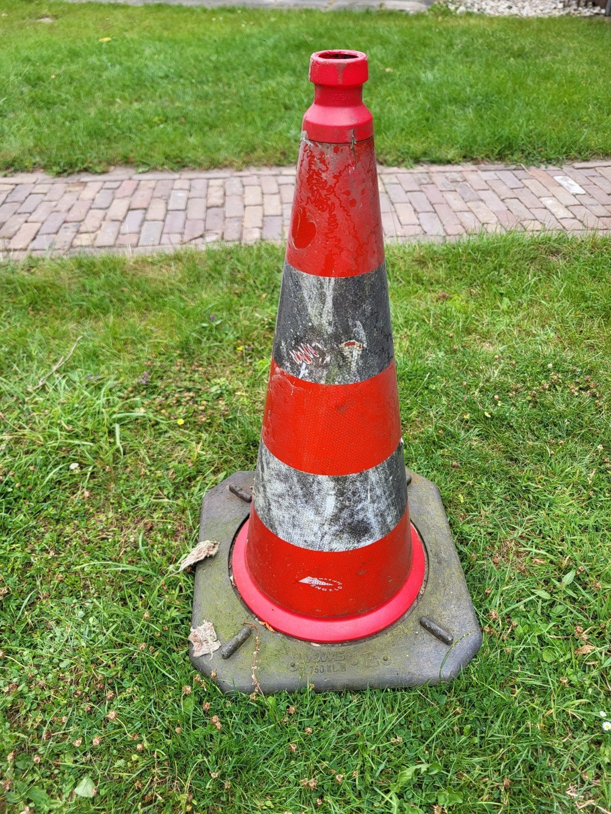 Grote pilon 75 cm hoog, Ophalen, Gebruikt