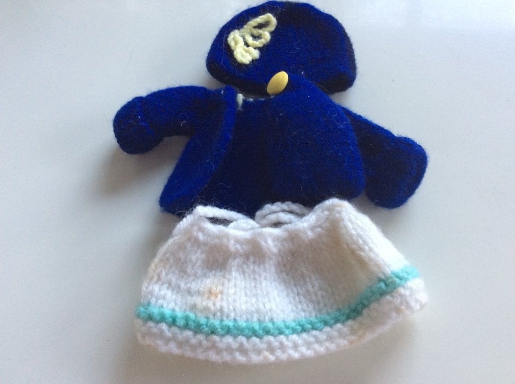 Poppenkleding: Rokje, Muts en Vestje - 13 cm, Verzamelen, Poppen, Ophalen of Verzenden, Gebruikt, Kleertjes