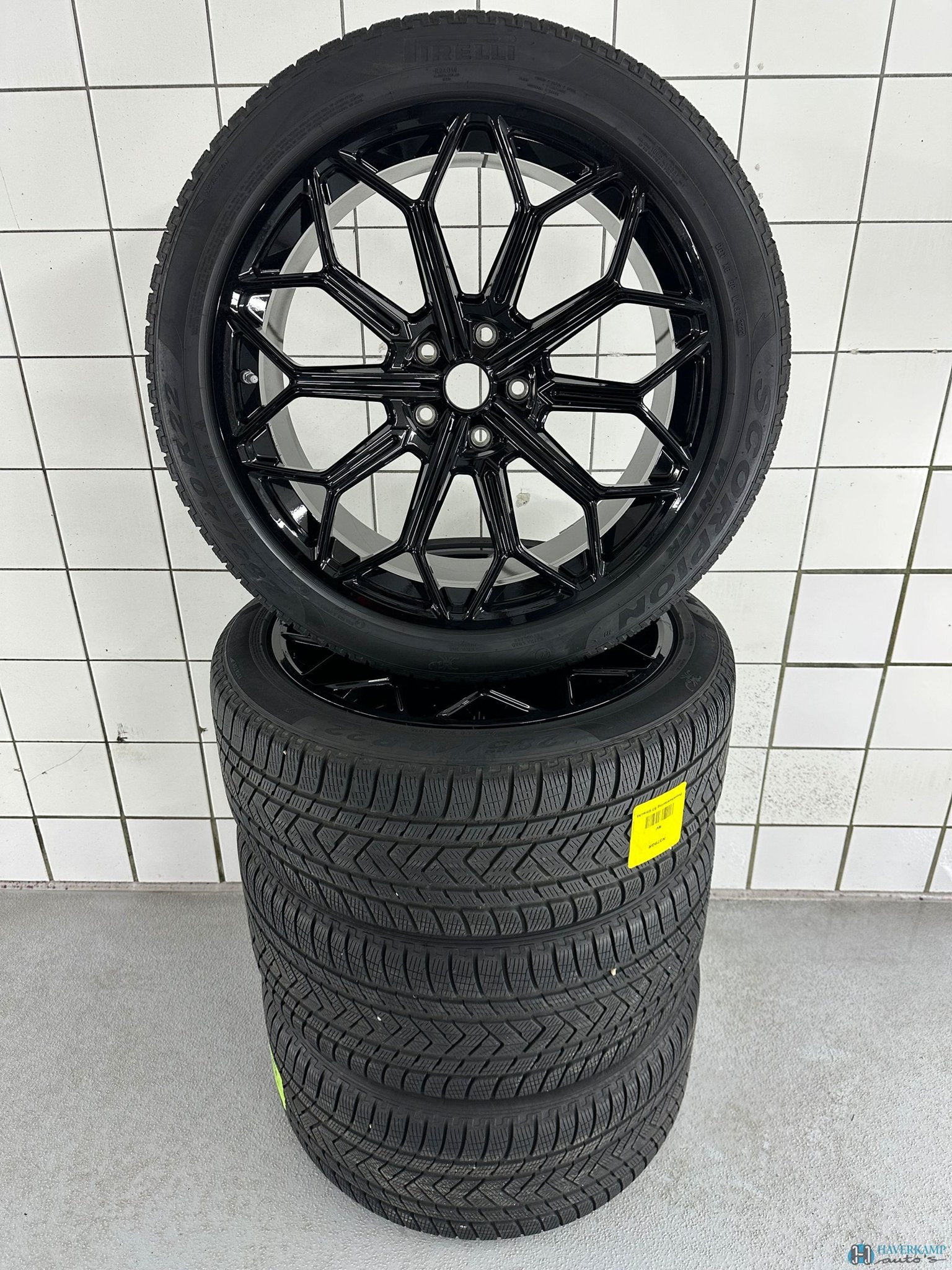 Lamborghini Urus winterset 285 40 22 + 325 35 22 origineel, Auto-onderdelen, Banden en Velgen, Ophalen, Gebruikt, -, -