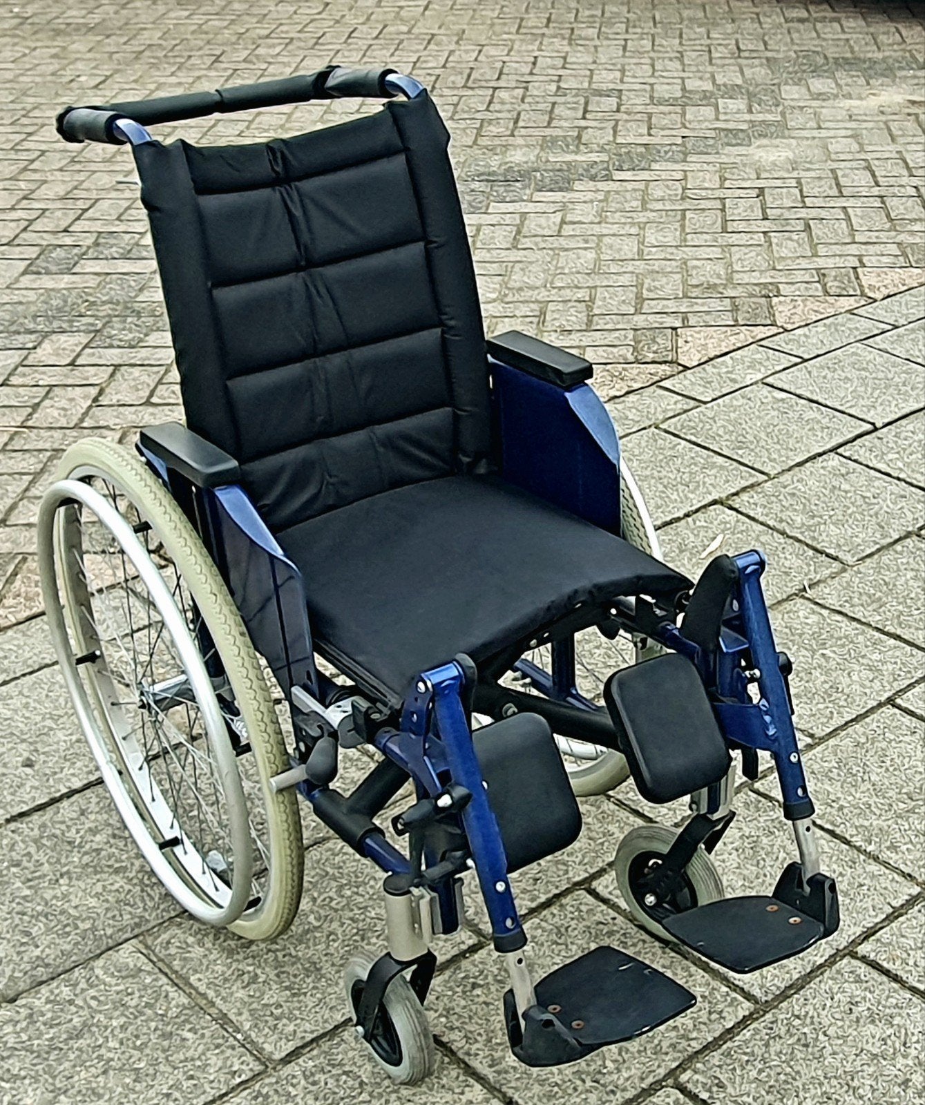 Compacte rolstoel met comfort beensteunen NIEUWSTAAT, Diversen, Rolstoel inklapbaar met comfort beensteunen, Zo goed als nieuw