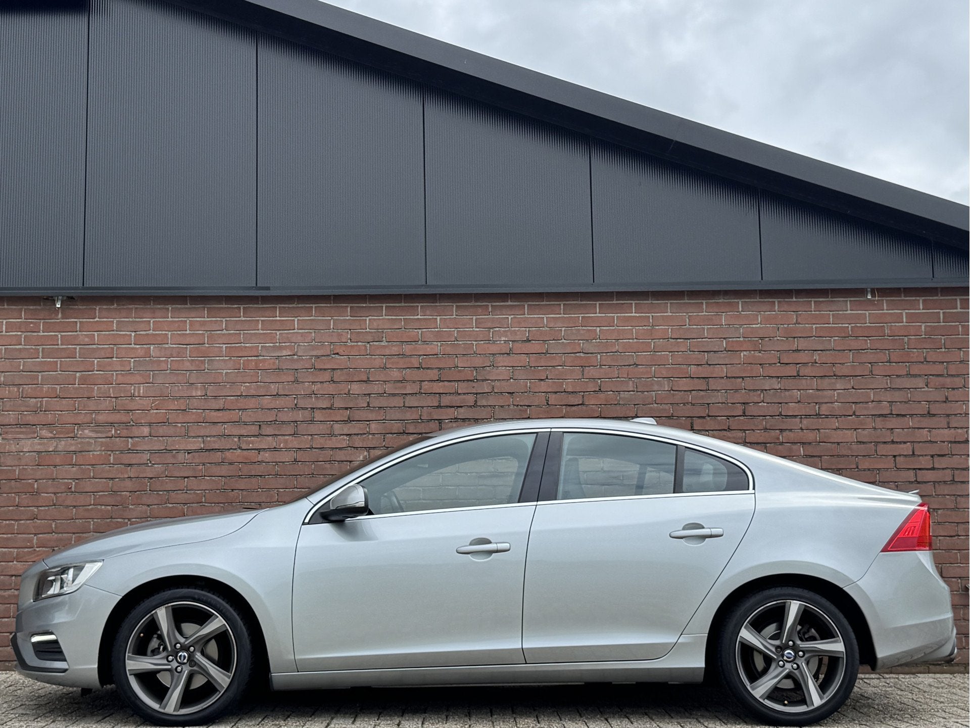 Volvo S60 1.6 T3 R-DESIGN | NL-AUTO! | DEALER OH! | NAVI!, Auto's, 15 km/l, Gebruikt, Zwart, 4 cilinders