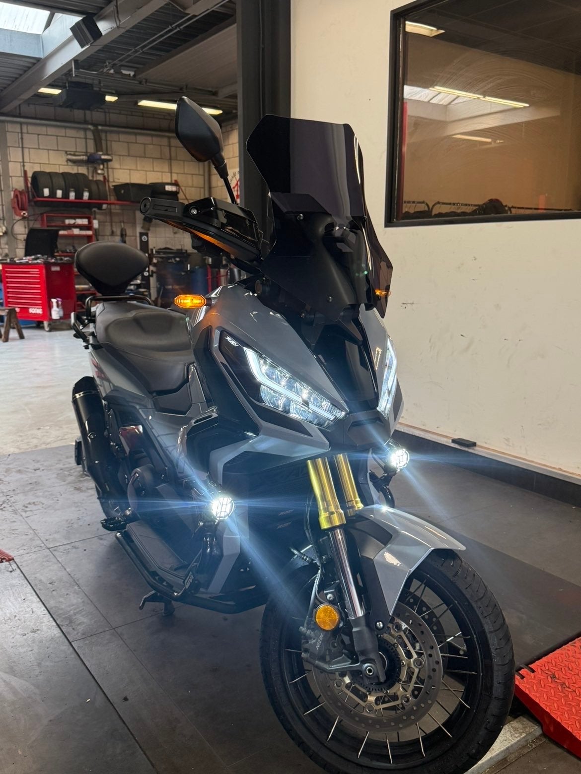 Honda X-ADV 750 - Avontuurlijke motorscooter met Akrapovic, Gebruikt, Particulier, Meer dan 35 kW, Minimaal motorrijbewijs A2