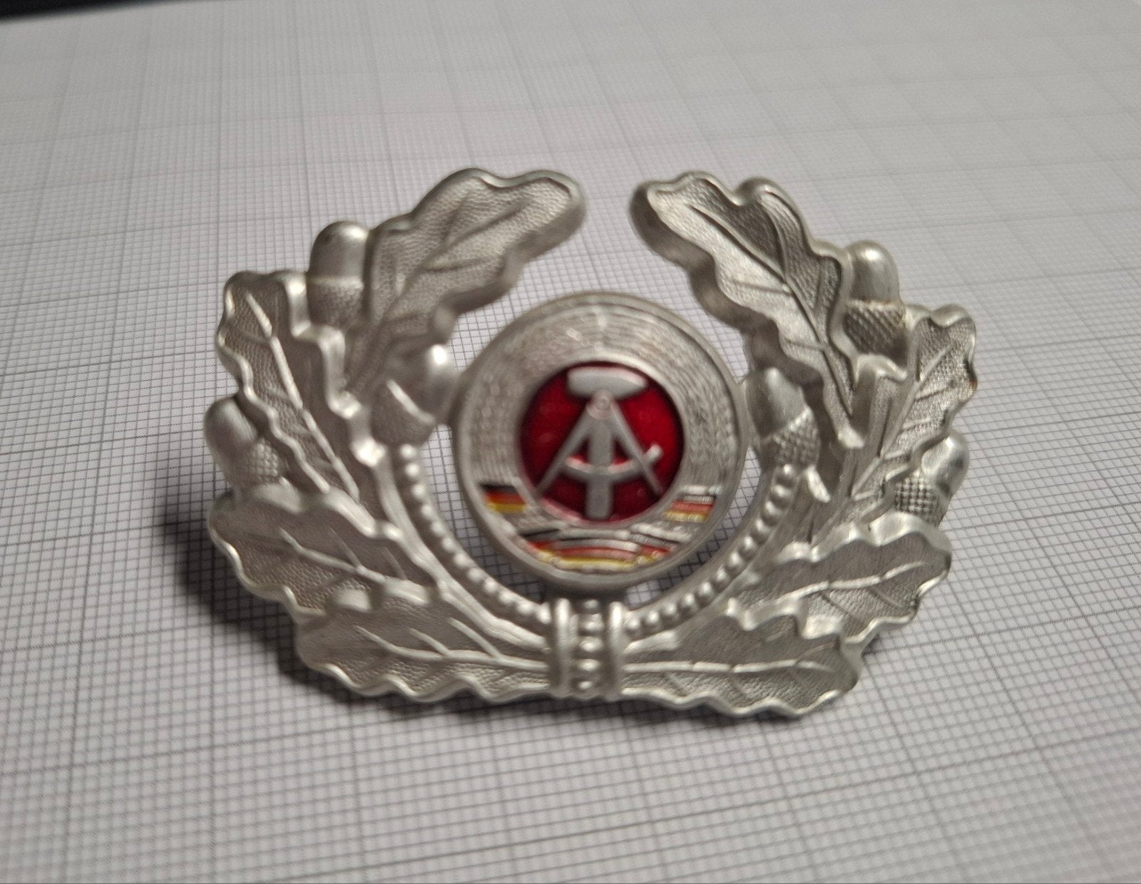 DDR pet embleem - Origineel Oost-Duits militair insigne, Ophalen of Verzenden, Duitsland, Embleem of Badge