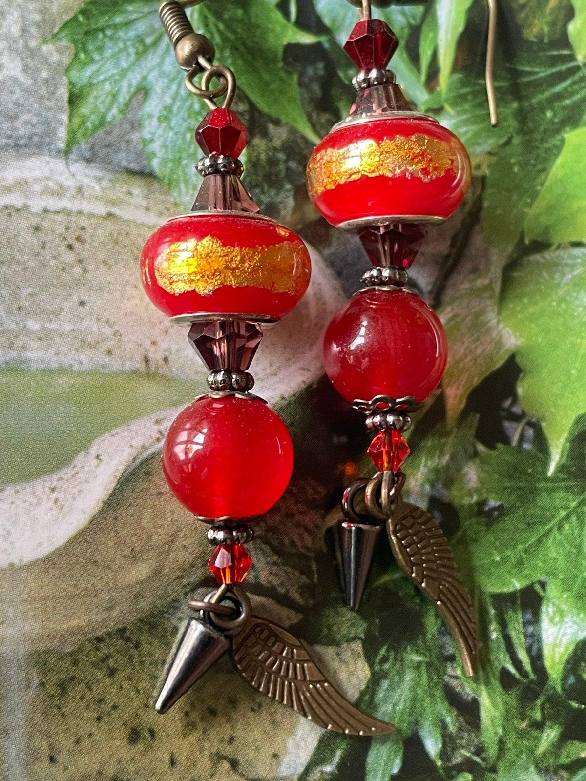 Unieke rode oorbellen met gouden accenten en vleugels, Sieraden, Tassen en Uiterlijk, Met kristal, Overige materialen, Hangers