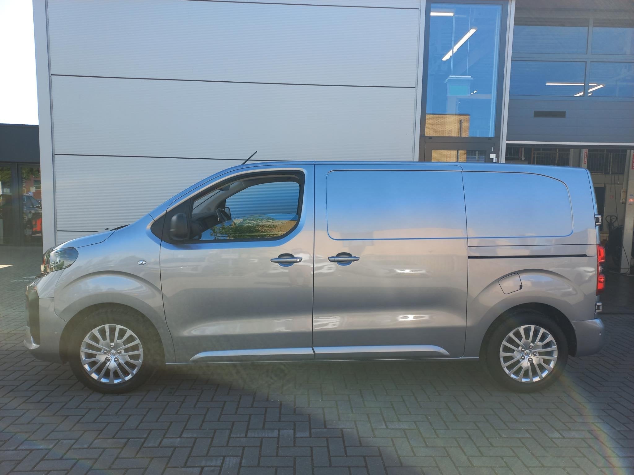 Opel Vivaro 2.0TD 145pk L2H1 + diverse extra's | Climate con, Voorwielaandrijving, Stof, Gebruikt, 4 cilinders