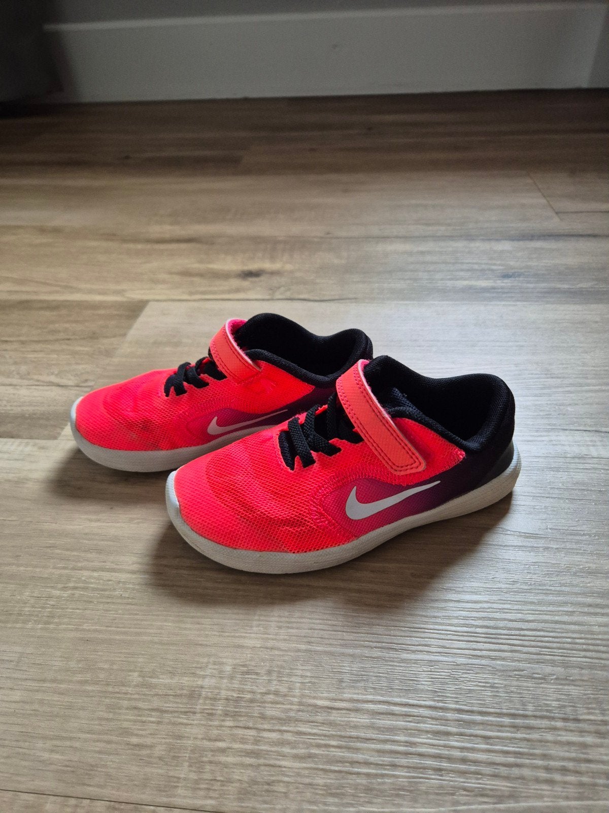 Nike sportschoenen maat 27, Kinderen en Baby's, Kinderkleding | Schoenen en Sokken, Sportschoenen, Ophalen of Verzenden, Zo goed als nieuw