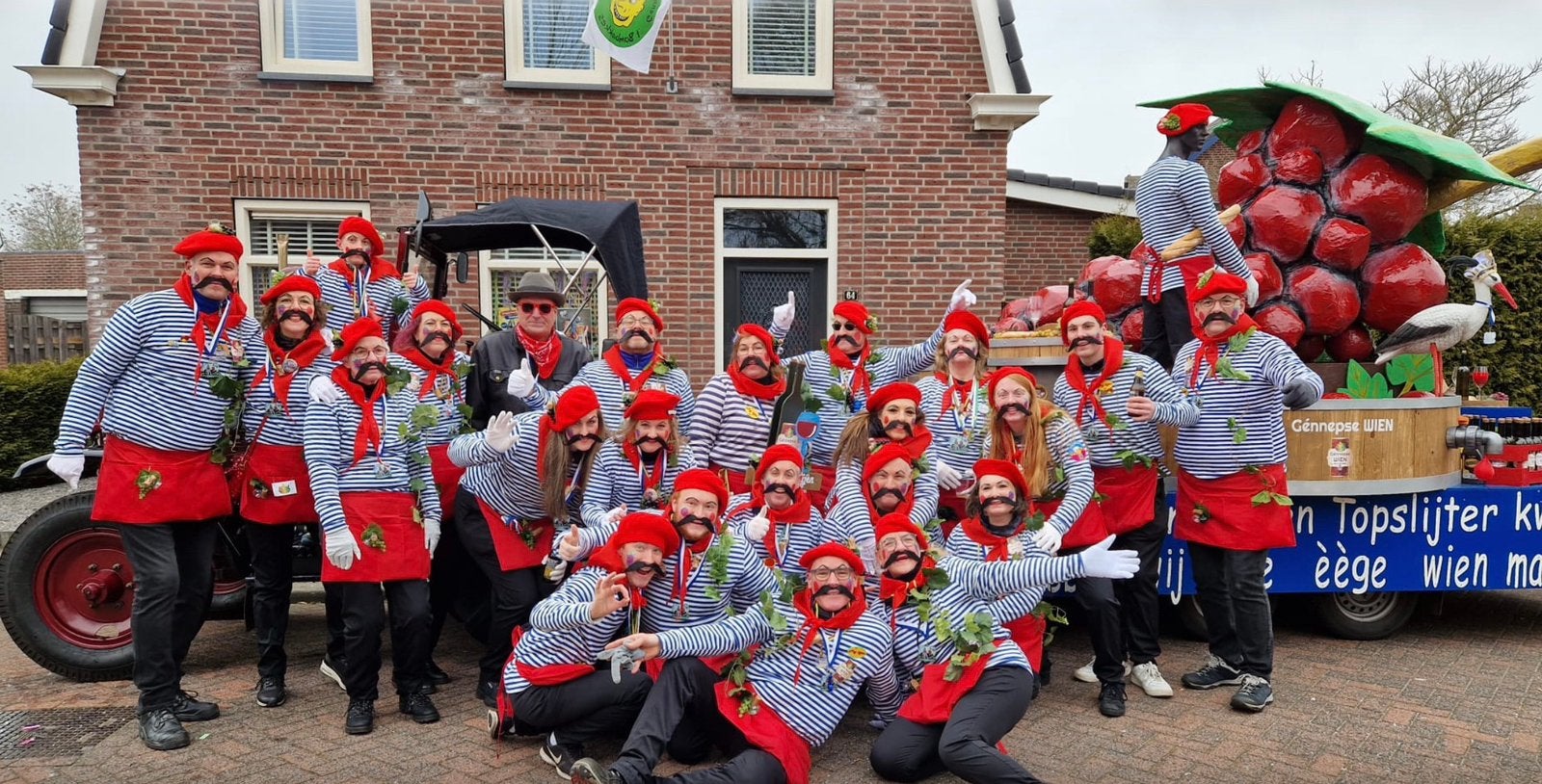 Loopgroep met losse atributen voor wagenbouw, Ophalen, Zo goed als nieuw, Carnaval