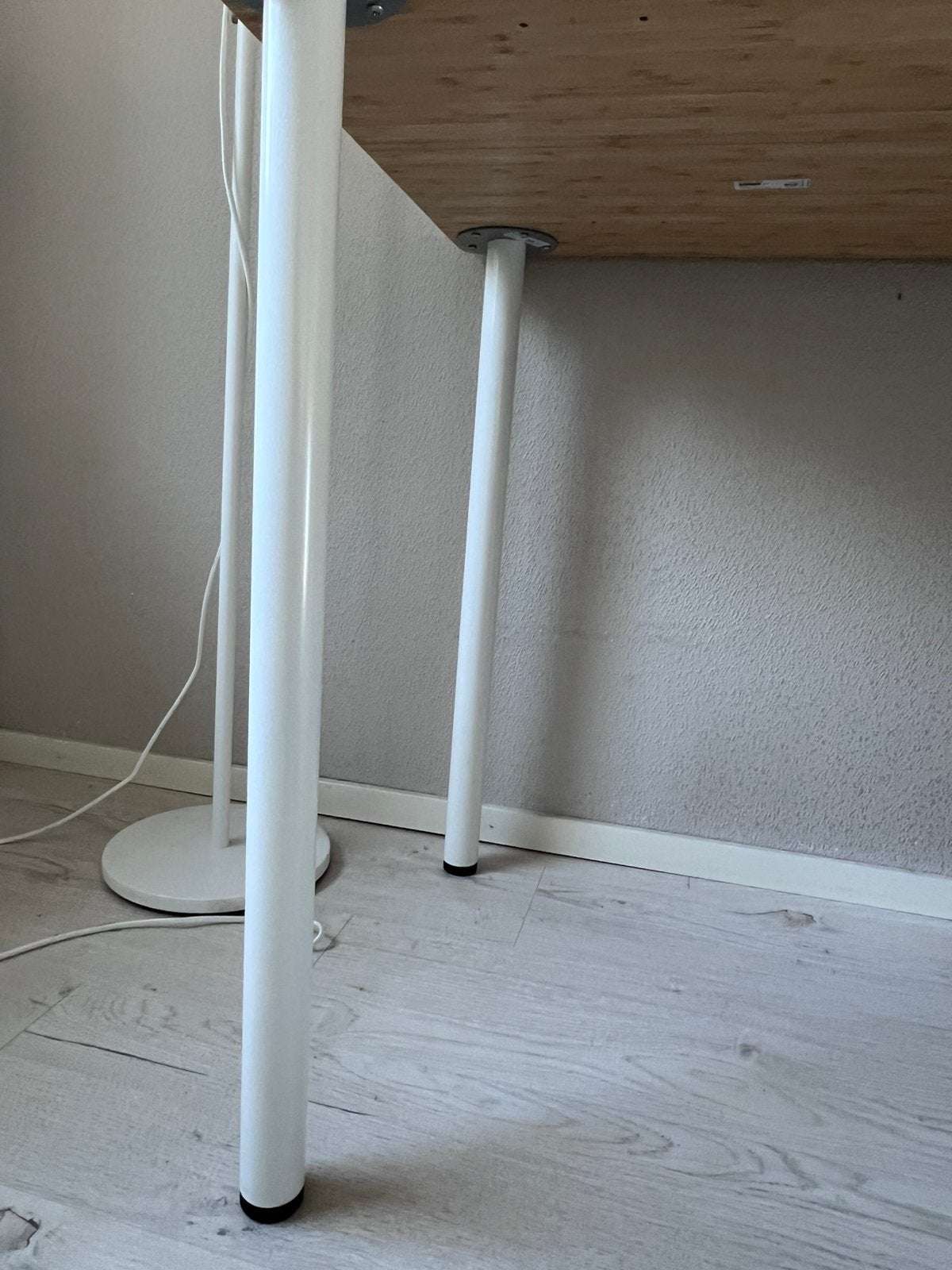 Buroblad bamboe ikea incl 2 poten 140x65, Ophalen, Zo goed als nieuw