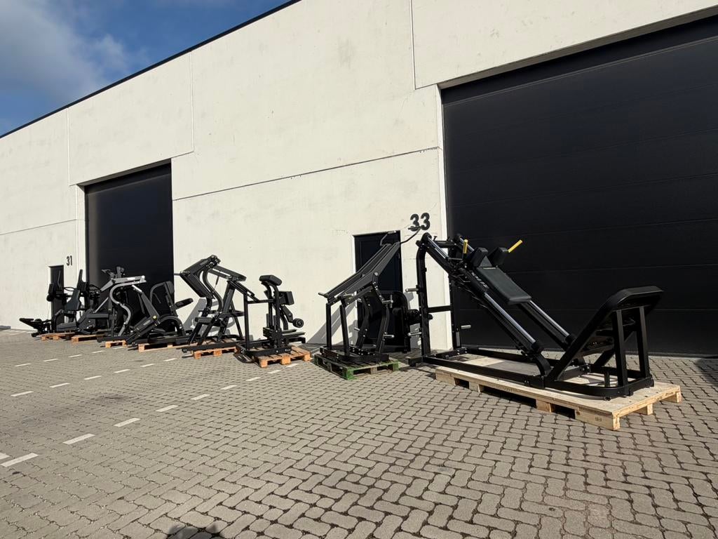 Technogym Pure Strength set Black on Black