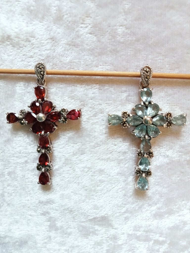 2 Mooie Zilveren Kruisjes met Aquamarijn en Granaten, Verzenden, Zilver, Hanger, Met edelsteen