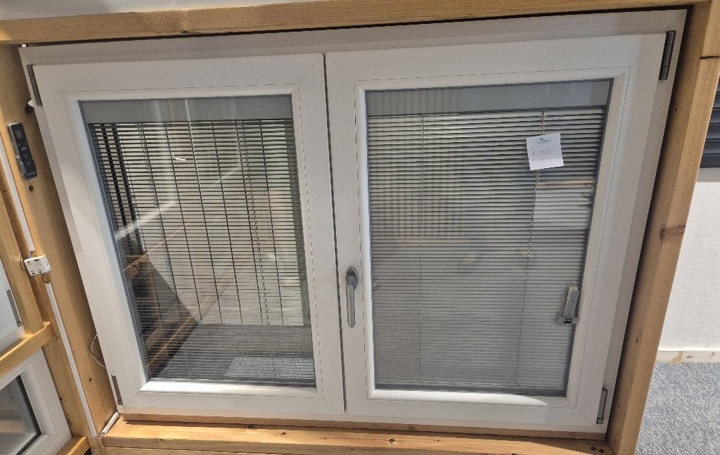dubbelraam PVC 2 delen draaikiep incl. jaloezieën wit/grijs, Kunststof, Raamkozijn, Zo goed als nieuw, Inclusief glas