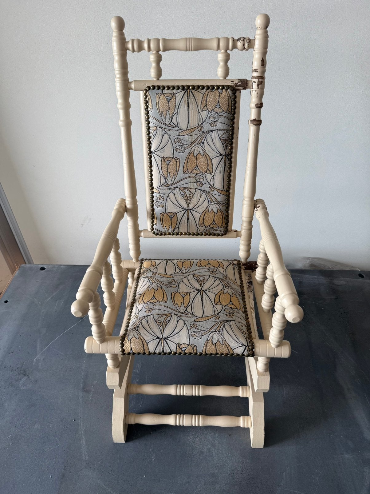 Antieke kinder schommelstoel met prachtige bekleding, Antiek en Kunst, Ophalen