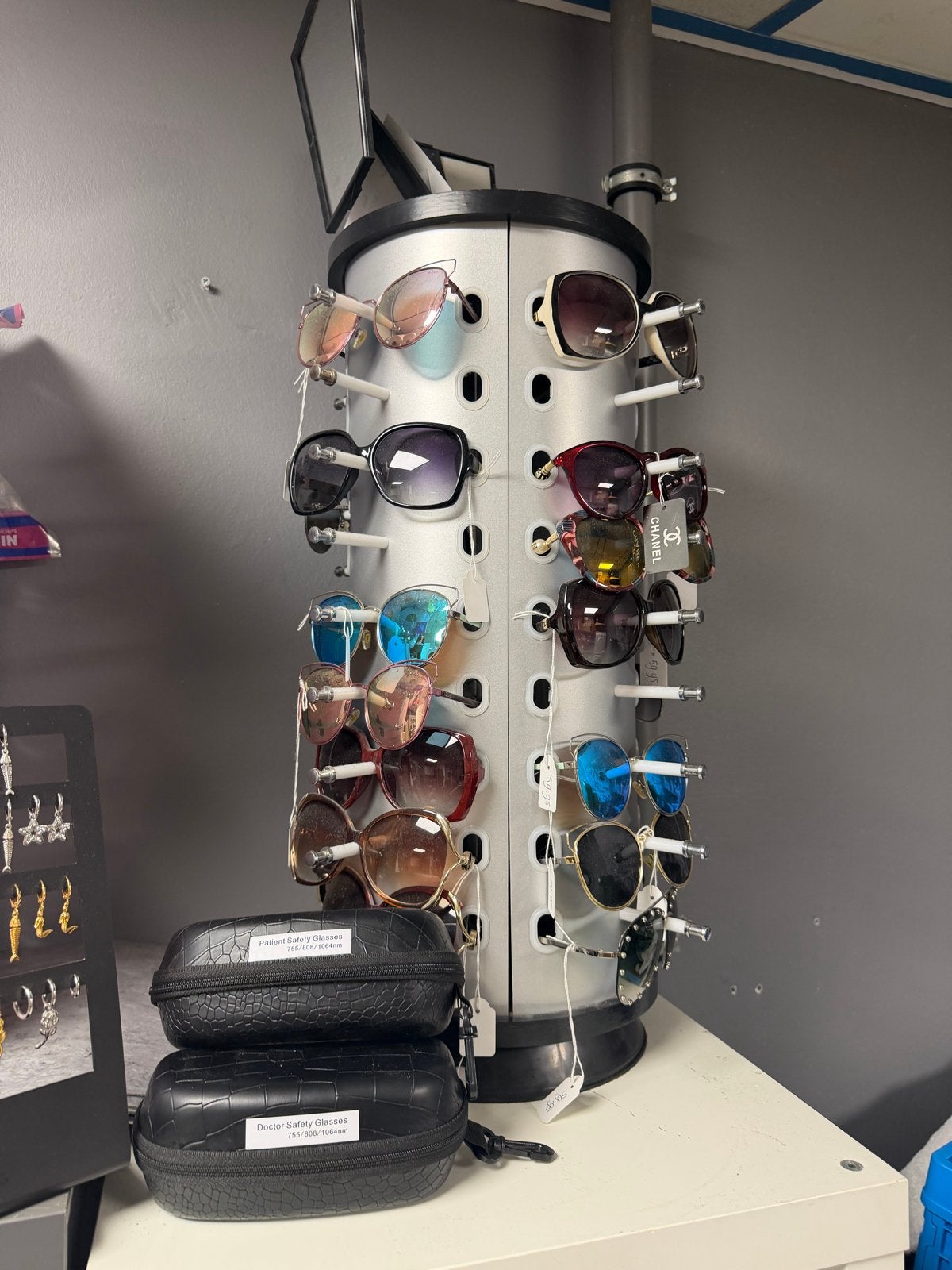 Draaiend brillendisplay met spiegel en diverse brillen, Gebruikt, Zonnebril, Overige kleuren, Ophalen