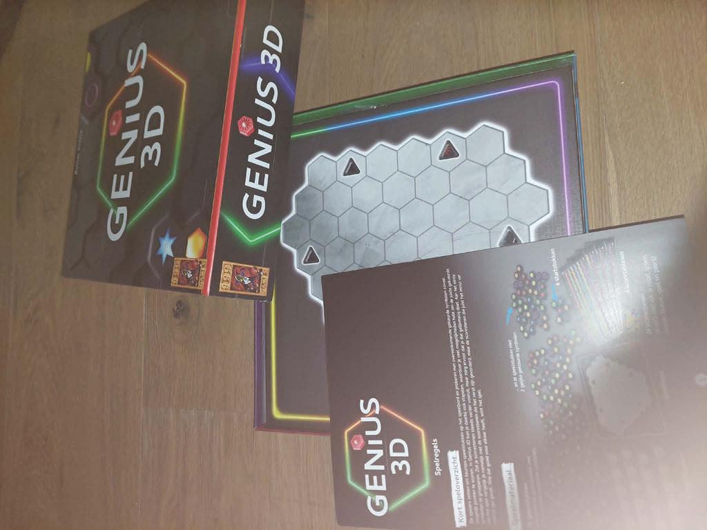 Genius (1x gespeeld), Hobby en Vrije tijd, Gezelschapsspellen | Bordspellen, Ophalen of Verzenden, Zo goed als nieuw
