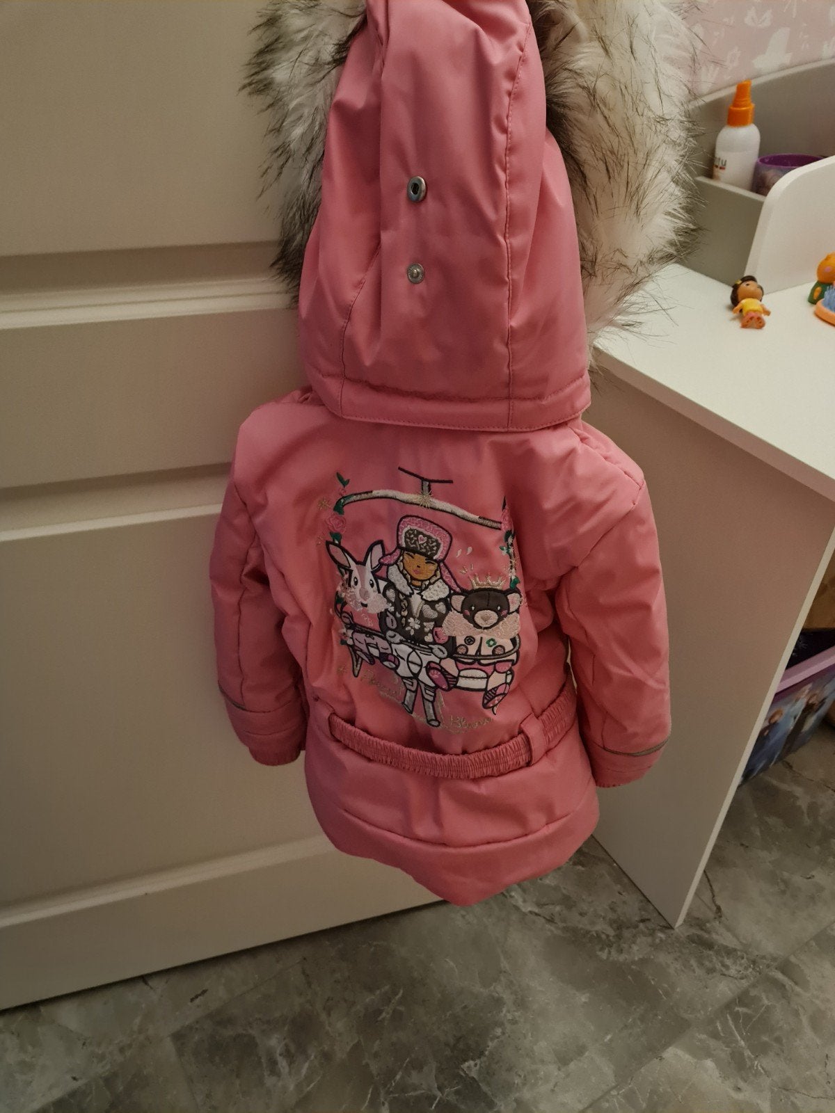 Roze winterjas voor meisjes met bontkraag en print, Ophalen, Zo goed als nieuw, Onbekend, Meisje