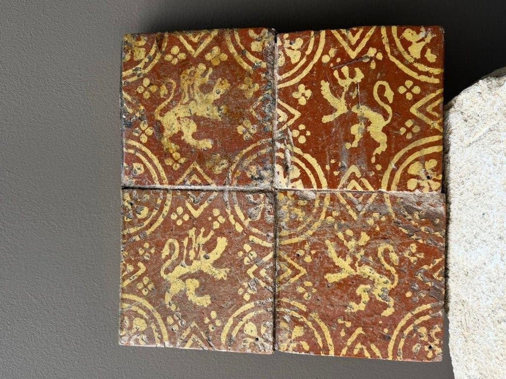 Vier geglazuurde aardewerk tegels met Vlaams Leeuwmotief, Ophalen of Verzenden