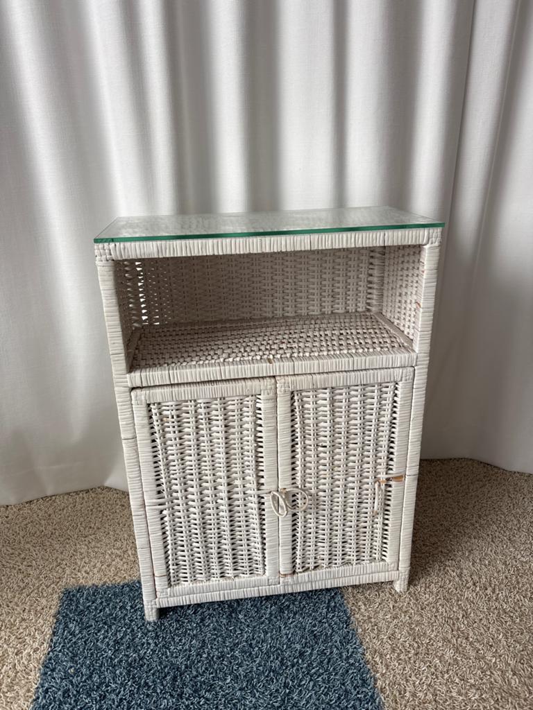 Wit rotan salonkastje of nachtkastje met glazen blad, Huis en Inrichting, Slaapkamer | Nachtkastjes, Ophalen, Zo goed als nieuw