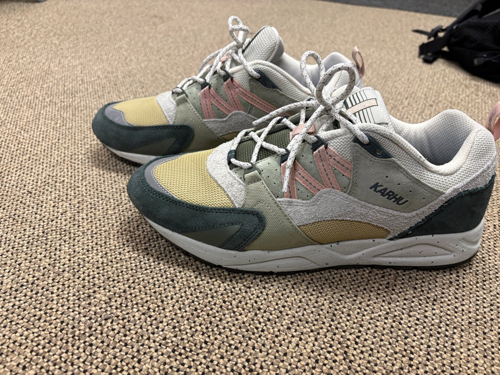 Karhu Fusion 2.0 Darkest Spruce /Cameo Rose - maat 44 - ZGAN, Kleding | Heren, Overige kleuren, Ophalen of Verzenden, Sneakers of Gympen
