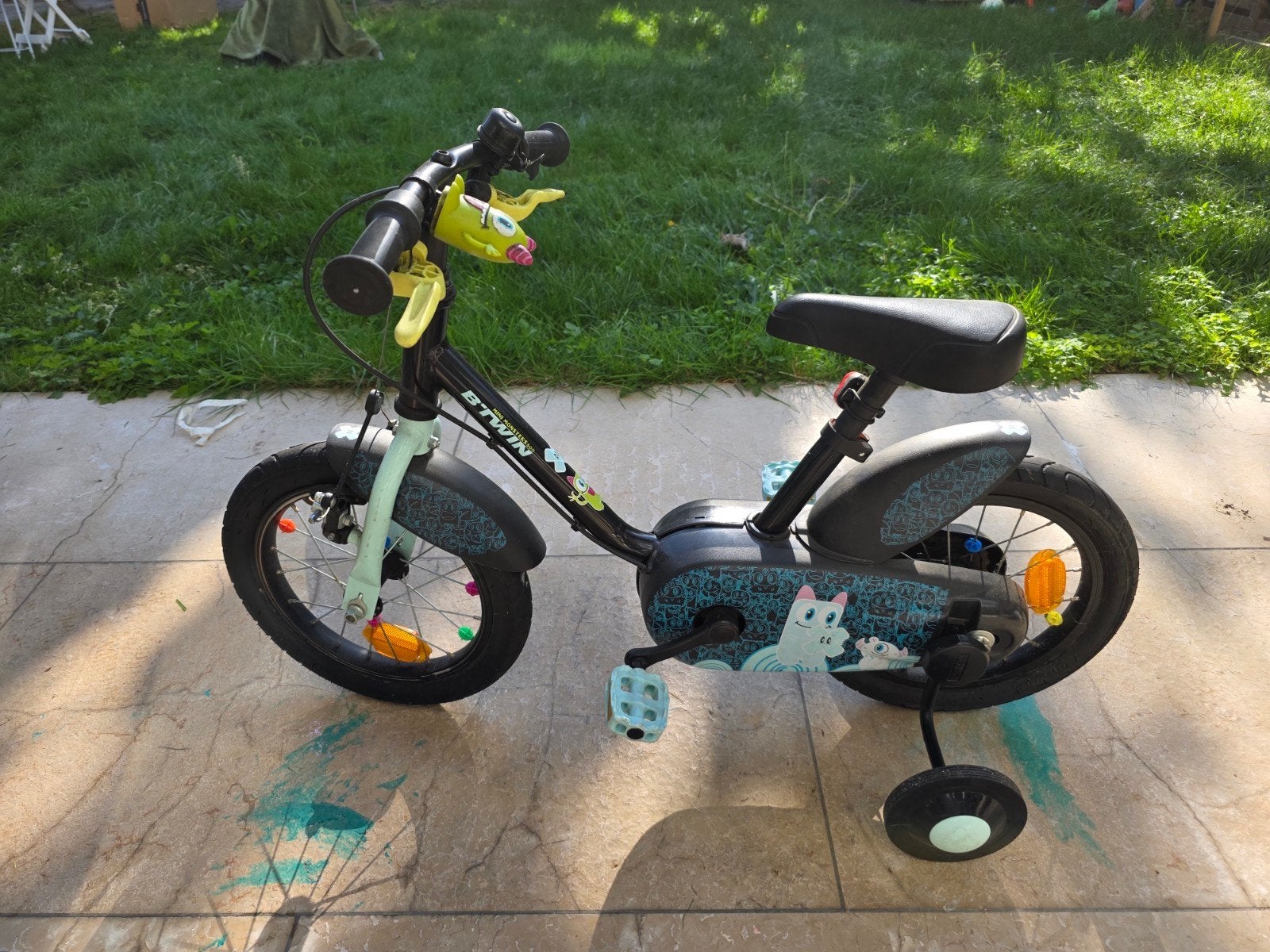 B'Twin kinderfiets 14 inch met zijwieltjes en bel, Ophalen, Zijwieltjes, Gebruikt, Velgrem