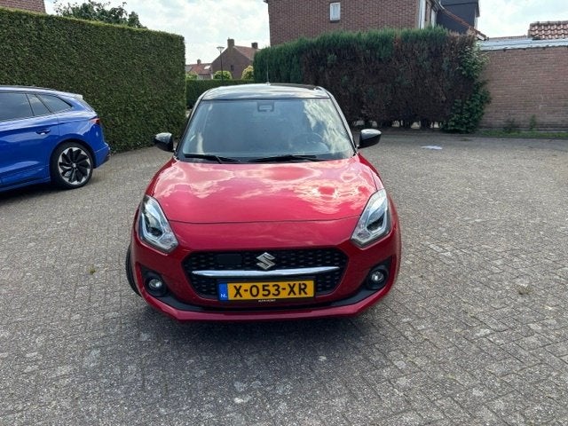 Suzuki Swift 1.2 Dualjet 83pk Smart Hybrid S&S 2024 Rood, Auto's, Stof, 4 cilinders, 400 kg, Swift