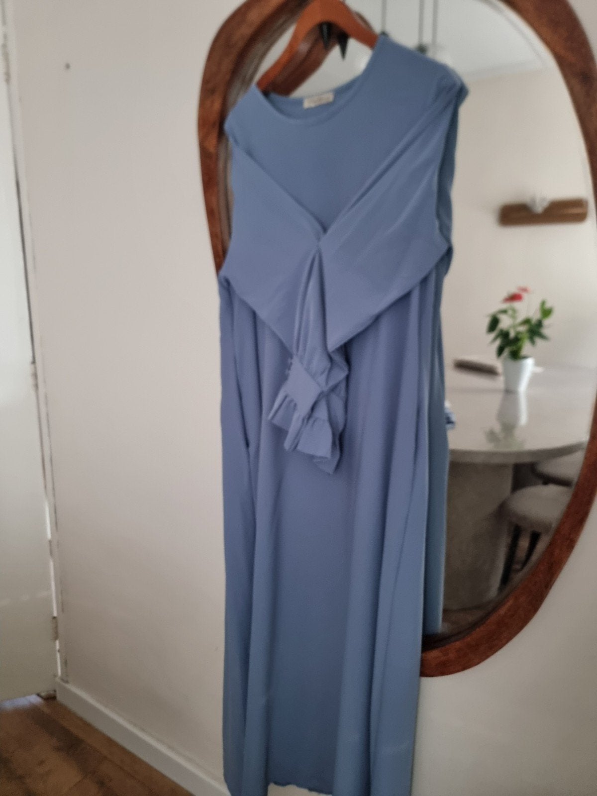 Lange blauwe jurk met ruches en knoopdetails, Maat 42/44 (L), Ophalen of Verzenden, Zo goed als nieuw, Onder de knie