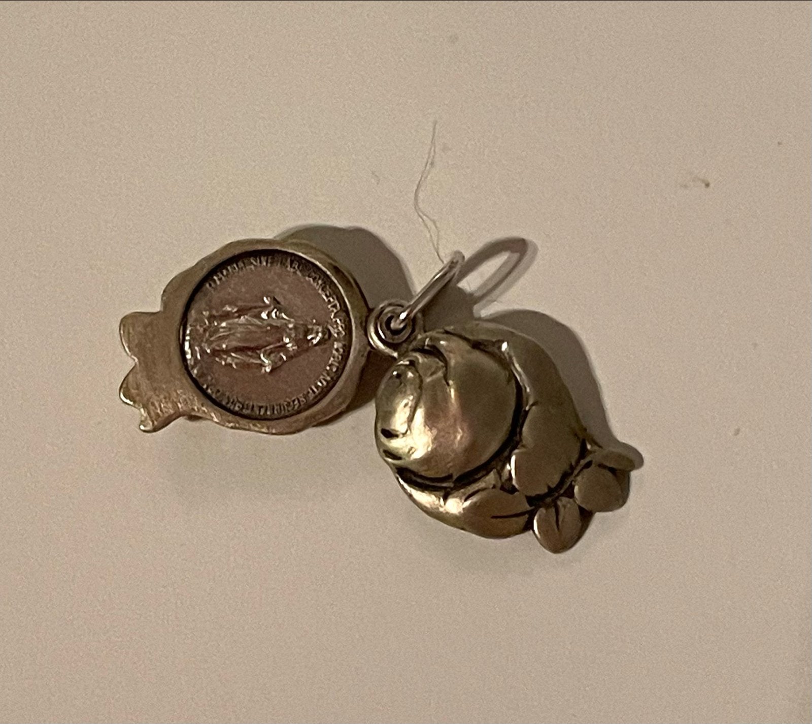 bedel met verborgen Maria-afbeelding, Overige merken, Gebruikt, Ophalen of Verzenden, 1 bedel