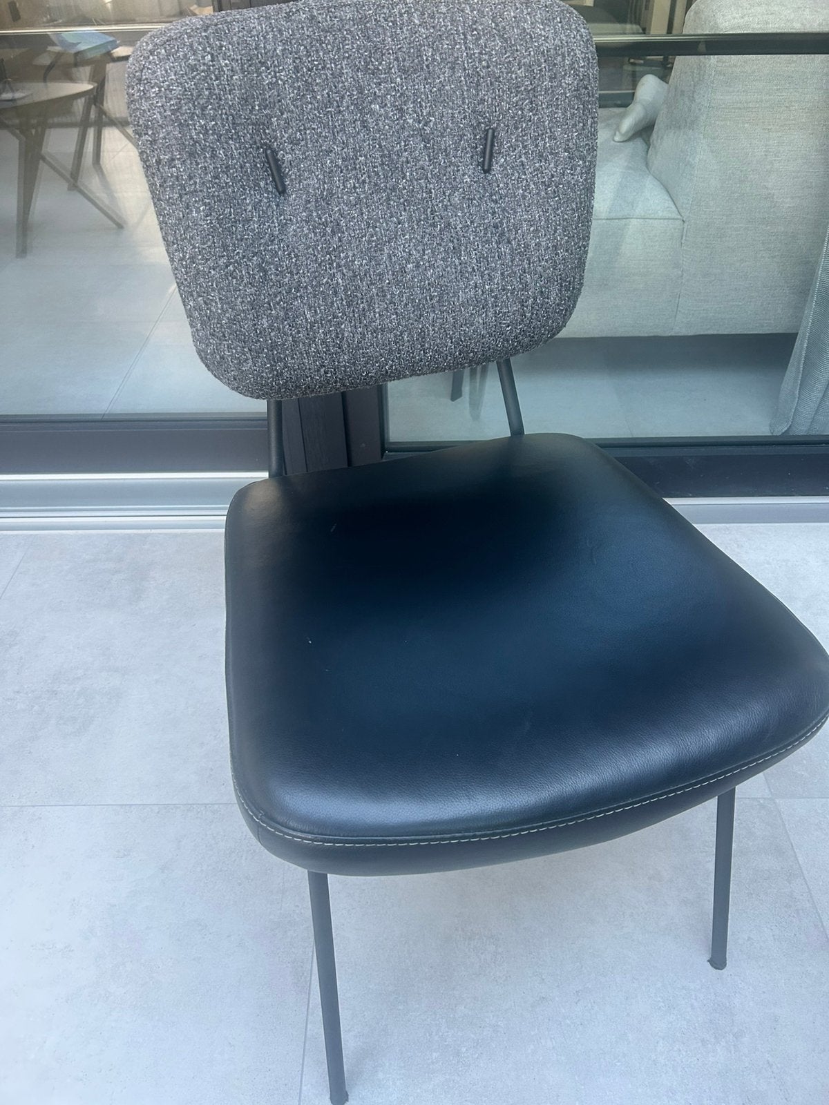 5 Eetkamerstoelen ZGAN (4 jaar oud!), Huis en Inrichting, Stoelen, Ophalen, Zo goed als nieuw, Grijs, Vijf, Zes of meer stoelen