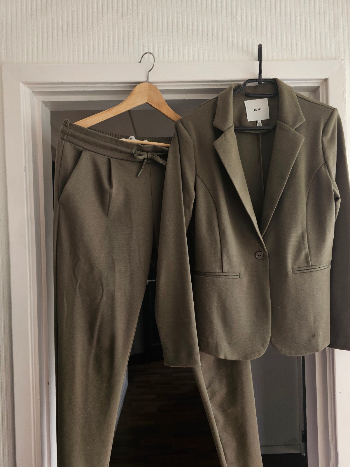 Prachtig ICHI pak - (Broek M, Blazer L), Kleding | Dames, ICHI, Ophalen of Verzenden, Zo goed als nieuw, Maat 38/40 (M)