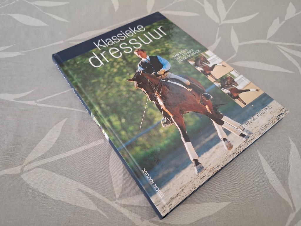 KLASSIEKE DRESSUUR - Stefan M. Radtke, Boeken, Stefan M. Radtke, Ophalen of Verzenden, Zo goed als nieuw, Paarden of Pony's