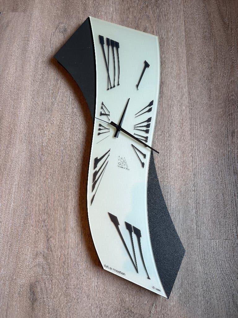 Moderne wandklok met uniek design, Huis en Inrichting, Woonaccessoires | Klokken, Ophalen, Analoog, Werkt op batterijen, Overige merken