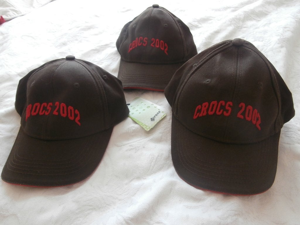 pet 3 petten van Crocs 2002 bruin met rode letters 54 cm, Crocs, Ophalen of Verzenden, Pet, 57 cm (M, 7⅛ inch) of minder
